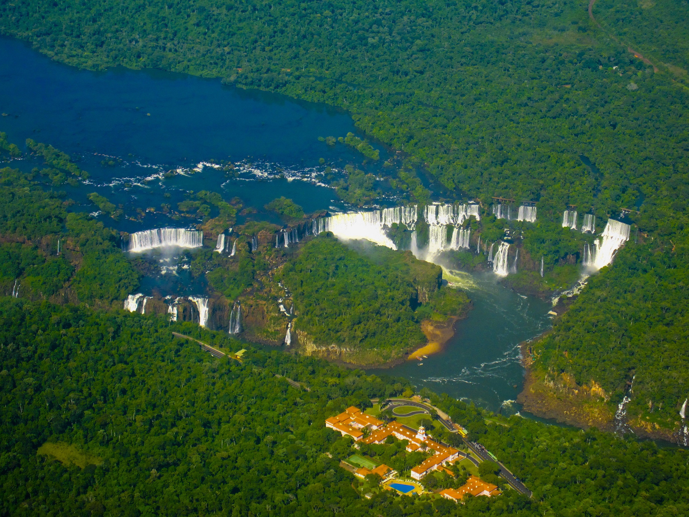 Природные объекты бразилии. Река Игуасу Бразилия. Река Игуасу Аргентина. Парана водопад Игуасу. Игуасу (национальный парк, Бразилия).
